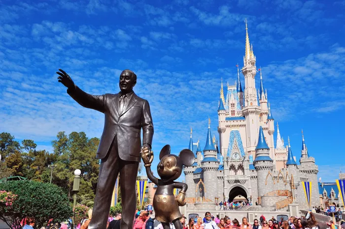 Estatua de Walt Disney y Micke Mouse