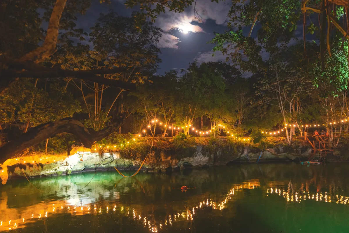 Cenote iluminado en la Riviera Maya