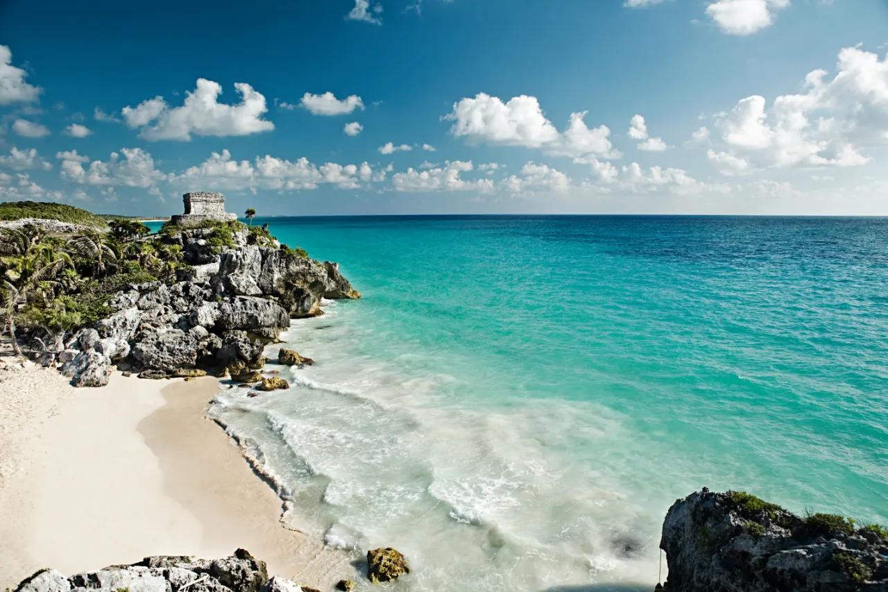 ruinas mayas en la orilla de las playas de Tulum