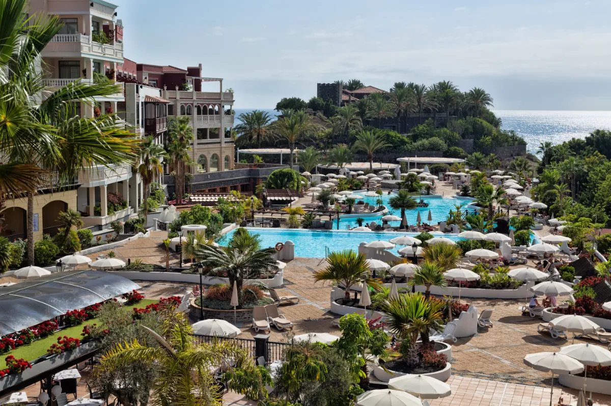 Vista de un hotel y sus piscinas