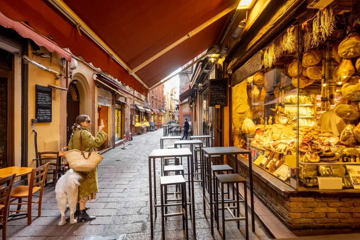 Famosa calle gastronómica con tiendas de alimentos en Bolonia, Italia