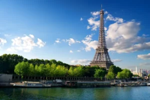 Vista de la Torre Eiffel desde río