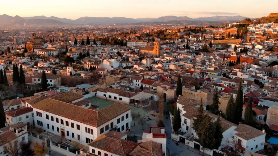 Vista aérea del barrio del Albaicín en Granada, Andalucía, España una de las joyas del mediterráneo