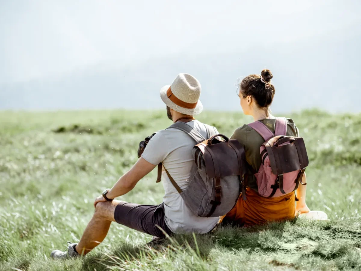 Pareja de viajeros admirando el horizonte